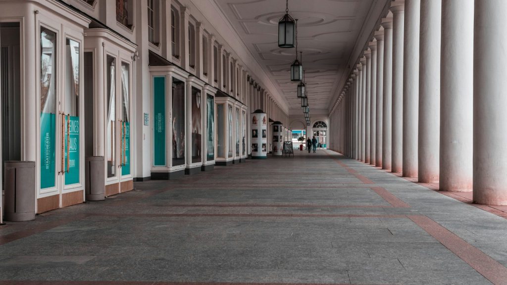 weißes Betongebäude